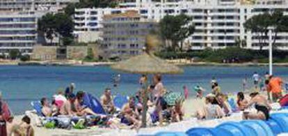 Turistas en la playa de Palma de Mallorca