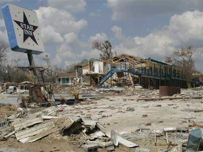 Destrozos provocados por el huracán Katrina en un aparcamiento de la localidad de Biloxi (Misisipi).