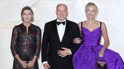 Carolina de Mónaco con el príncipe Alberto y la actriz Sharon Stone, en una gala benéfica celebrada en Mónaco el 23 de septiembre de 2021.