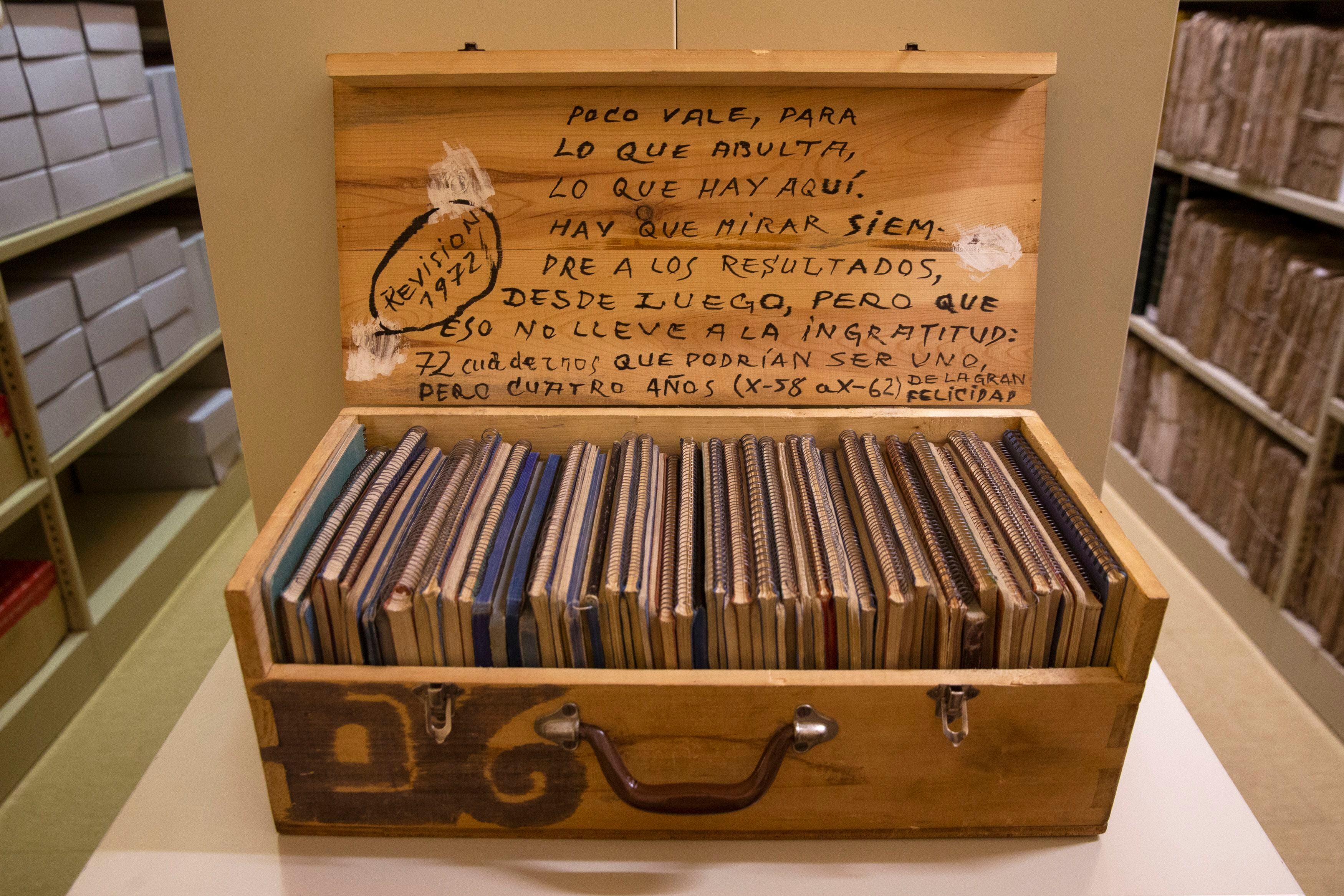 Una caja de madera con cuadernos del escritor Rafael Sánchez Ferlosio en la Biblioteca Nacional en Madrid.