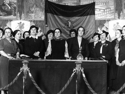 Mitin presidido por Clara Campoamor (centro) en Madrid en 1932. 