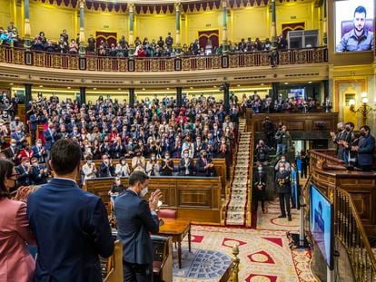 Los diputados aplauden la intervención del presidente de Ucrania, Volodímir Zelenski, en el Congreso este martes.