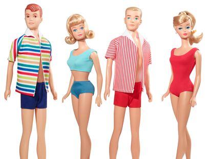 De izquierda a derecha: Allan, Midge, Ken y Barbie.