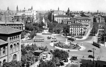 La plaza Paraíso es el centro de la ciudad y donde se concentraba gran parte del ocio. Por ella circulaban el tranvía, el autobús el trolebús y las 'vespas'.
