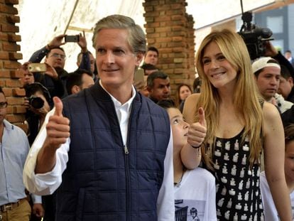 Alfredo del Mazo junto a su mujer, Fernanda Castillo, durante las elecciones de 2019.