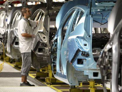 Un operario, en la cadena de montaje del Opel Meriva en de Figueruelas (Zaragoza)