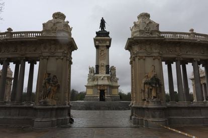 El monumento, obra del arquitecto José Grases Riera, se inauguró en 1922; la estatua ecuestre de Alfonso XII que lo corona (bajo la que se encuentra el mirador) la realizó el escultor Mariano Benlliure. Está emplazada frente al estanque para jugar con el reflejo en el agua.