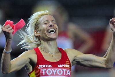 Marta Domínguez celebra su victoria en los 3.000 metros obstáculos en los Mundiales de Berlín de 2009.
