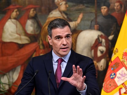 El presidente del Gobierno, Pedro Sánchez, en un momento de la declaración institucional que ha ofrecido junto a la primera ministra de Italia, Giorgia Meloni, este miércoles en el Palacio Chigi, en Roma.