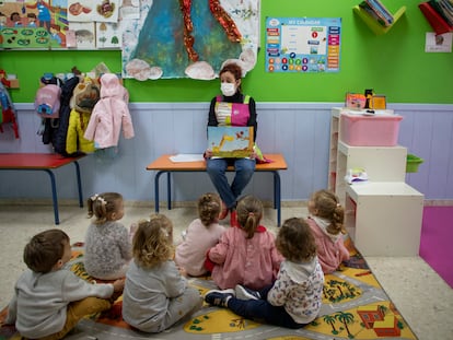 María José Moreno durante una de sus clases en la escuela de educación infantil Tambor, en Sevilla.