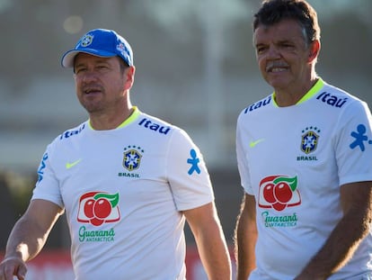 El seleccionador nacional brasileño, Dunga (izquierda), el jueves en las instalaciones de la UCLA.