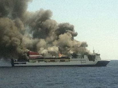 Fotografía facilitada por un viajero evacuado que muestra el incendio de un ferry de la compañía Acciona Trasmediterránea que había zarpado poco antes del mediodía desde el puerto de Palma con destino a Valencia. EFE/