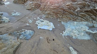 Sacos rotos de 'pellets' en la playa de Balieiros el pasado 13 de diciembre.