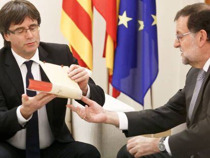 Rajoy recibe Puigdemont en La Moncloa, el pasado abril.