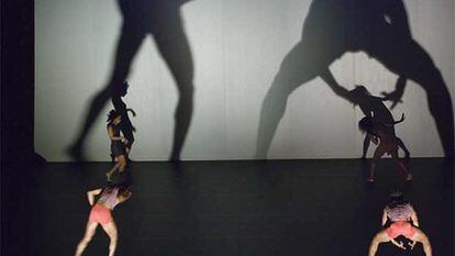 Imagen del espectáculo inaugural de Teatralia <i>Clair de lune,</i> del coreógrafo africano Georges Momboye.