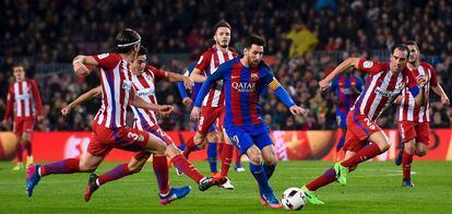 Messi, rodeado de rivales del Atlético.