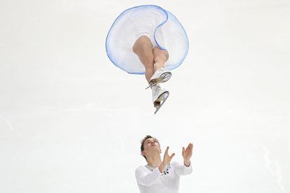 Los patinadores rusos Apollinaria Panfilova y Dmitry Rylov, en uno de los ejercicios libres por parejas del ISU Junior Grand Prix, celebrado en el Herb Brooks Arena de Nueva York el 31 de agosto.