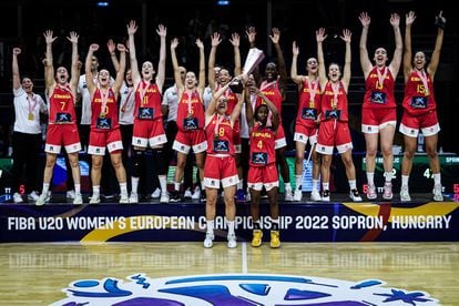 Las jugadoras españolas celebran el triunfo en el Eurobasket U20 femenino el pasado 16 de julio.