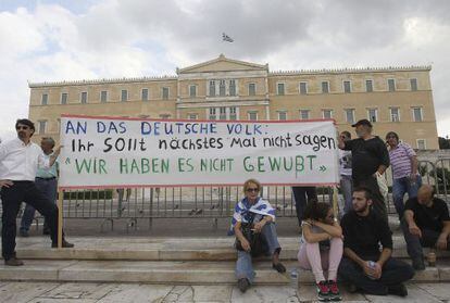 Unos manifestantes se concentran frente al Parlamento griego en Atenas, Grecia, en ocasi&oacute;n de la visita de la canciller alemana, Angela Merkel.
