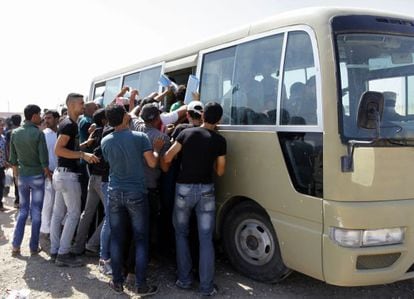 Voluntarios para luchar contra los yihadistas suben a un autob&uacute;s en Bagdad. / Ahmed Saad (Reuters)