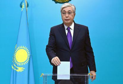 El presidente de Kazajistán, Kasim Yomart Tokayev, votaba en las elecciones presidenciales de ayer domingo.