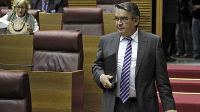 El consejero de Hacienda, José Manuel Vela, en las Cortes.