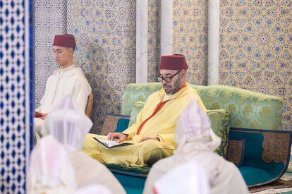 El rey Mohamed VI y el príncipe heredero Mulay Hasán, el 27 de septiembre en la mezquita Mulay Hasán de Rabat (Marruecos).