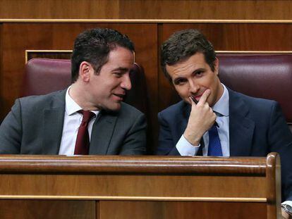 Pablo Casado y Teodoro García Egea, durante la intervención de Sánchez en el Congreso. En vídeo, Sánchez: "¿Usted a qué ha venido señor Casado, a bloquear España o a facilitar que haya un Gobierno?"