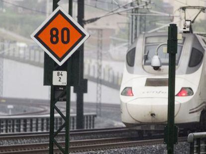 Señal de limitación de velocidad instalada en Angrois tras el accidente