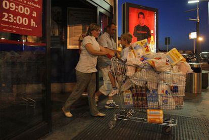 En el País Vasco, los comercios no abren los domingos; en Madrid pueden abrir 22 festivos al año.