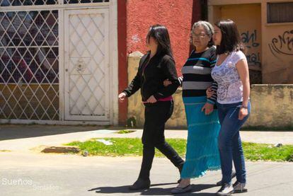 Ángela, una de las protagonistas del documental 'Sueños consentidos' camina por Bogotá con su mamá y su hija.