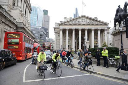 Ciclistas entre el tráfico en Londres.