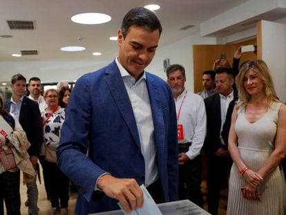 Pedro Sánchez vota este domingo en Pozuelo de Alarcón (Madrid). En vídeo, Sánchez llama a la movilización. En vídeo, Sánchez llama a la movilización para decidir el "horizonte de bienestar" de España y Europa.