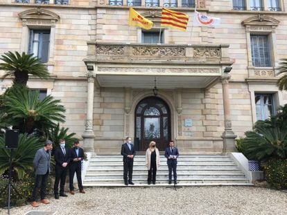 El presidente de la Generalitat, Pere Aragonès, la consellera de Derechos Sociales, Violant Cervera, y el cónsul de Ucrania, Artem Vorobyov, tras visitar el Alberg Xanascat.