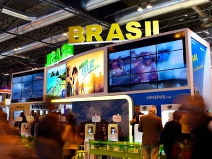 Varios visitantes en el stand de Brasil en Fitur.