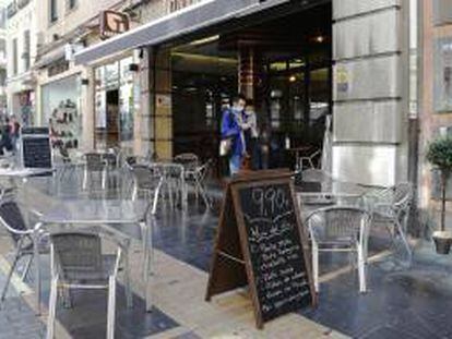 Terraza de un bar vacía durante el día en el que entran en vigor las medidas de restricción de la movilidad en la ciudad de León, Castilla y León (España).