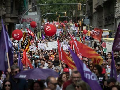Manifestantes de CC OO y UGT este lunes en Barcelona.