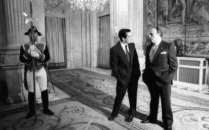 Adolfo Suárez y Manuel Fraga conversan ante un guardia en el Palacio Real, durante la recepción con motivo del décimo aniversario de la Constitución.