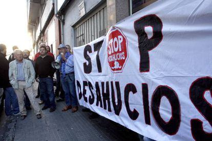 Una protesta del colectivo Stop Desahucios, en Galicia.