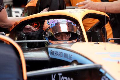 Daniel Ricciardo, piloto del equipo McLaren, en su monoplaza durante un entrenamiento en el Gran Premio de Países Bajos, el sábado.