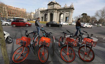 Bicicletas y monopatines eléctricos frente a la Puerta de Alcalá en Madrid.