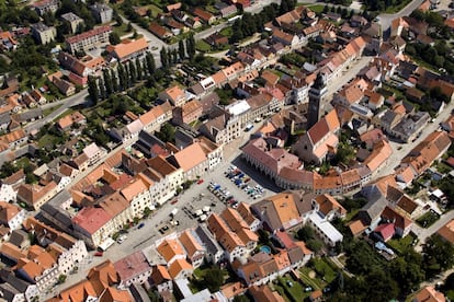 Algunas fachadas de las casas renacentistas de Horní náměstí (plaza Superior) de Slavonice parecen hechas de fino encaje, con filigranas grabadas en la piedra. En la triangular plaza de la Paz (en la foto) el viajero encuentra casas señoriales, la Columna Mariana o la iglesia de Nuestra Señora de la Asunción con su torre. Este pueblo de menos de 3.000 habitantes cercano a la frontera con Austria y rodeado de la naturaleza del llamado Canadá Checo, encierra otra ciudad, subterránea y misteriosa, formada por un laberinto de pasillos, los primeros de los cuales tienen 700 años de antigüedad, que servían de almacenes.