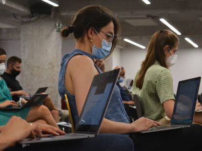 Alumnos del 'Summer Booster' en el campus de IE University, en Madrid.