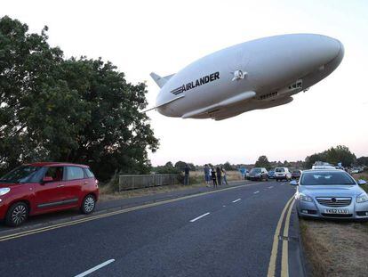 El 'Airlander 10' sobrevuela una carretera.