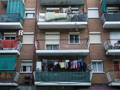 Vista de la fachada de un edificio de Entrevías.