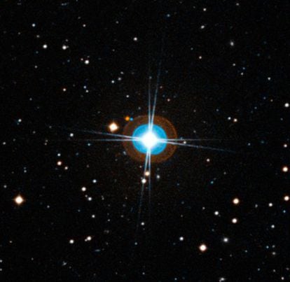 El cielo alrededor de la estrella HD 10180, en una imagen creada a partir de fotografías tomadas con filtros rojos y azules. Los halos de color azul y naranja alrededor de las estrellas se deben al proceso fotográfico y no son reales.