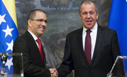 El ministro de Exteriores de Rusia, Serguéi Lavrov (derecha) y su homólogo venezolano, Jorge Arreaza, este domingo en Moscú.