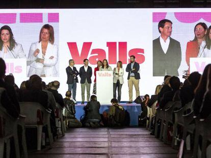 Inés Arrimadas (centro), en su intervención en un acto de campaña de Manuel Valls en Barcelona, este jueves.