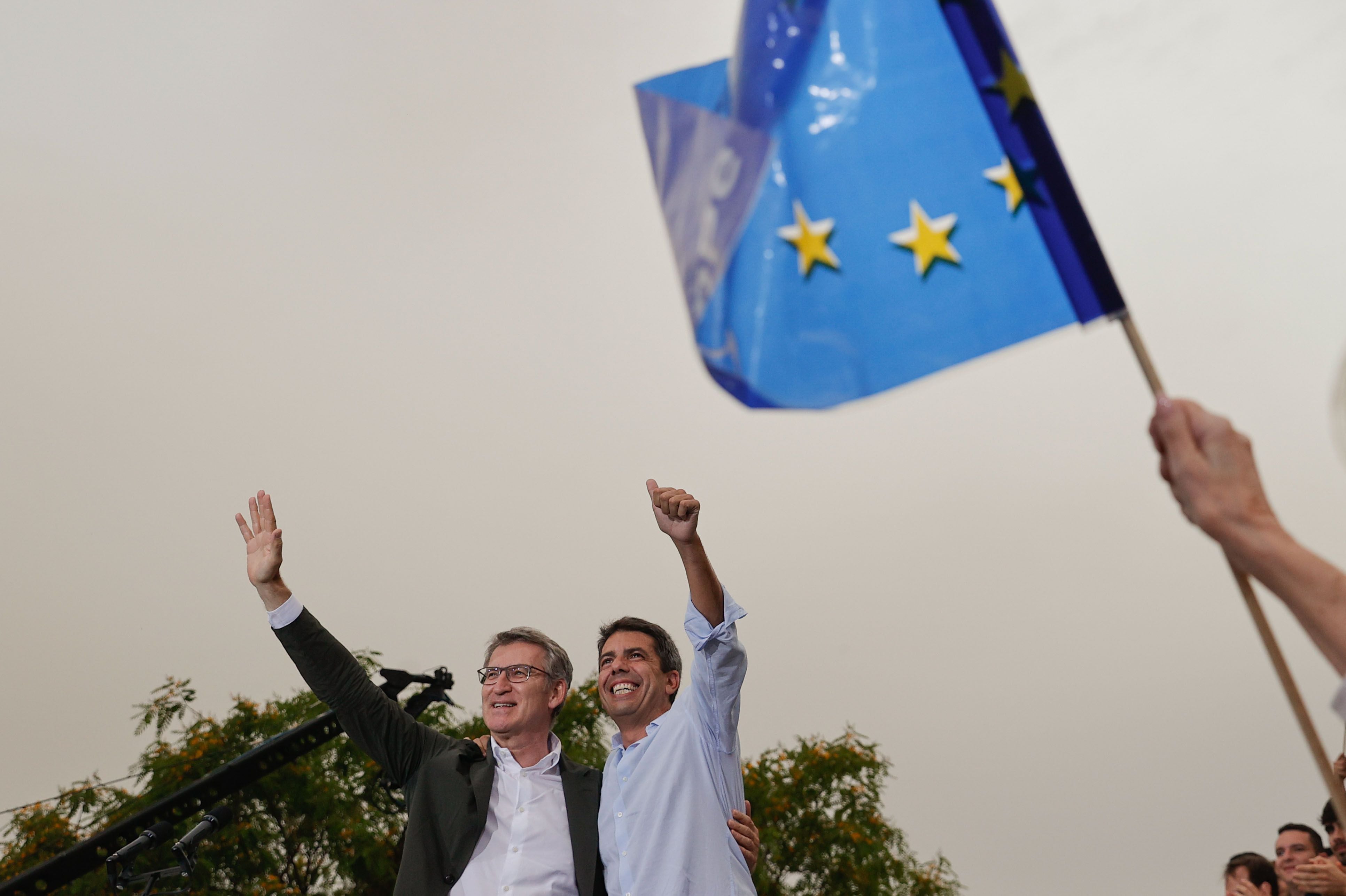 GRAF6906. VALENCIA, 07/06/2024.- El líder del PP Alberto Núñez Feijóo (i) y el president de la Generalitat Valenciana y presidente del PPCV, Carlos Mazón, en el cierre de la campaña electoral de su partido para los comicios europeos del domingo, este viernes en Valencia. EFE/Manuel Bruque
