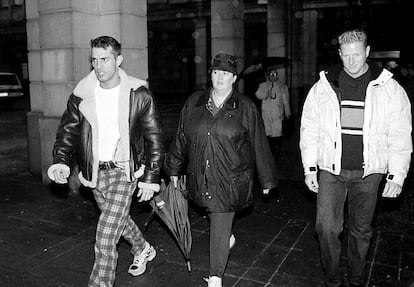 Jesús Vázquez (izquierda) y Jorge Cadaval (derecha), a la entrada de la Audiencia de Sevilla durante el juicio del 'caso Arny' en 1998.